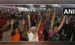 जम्मू बेस कैंप में अमरनाथ यात्रा तीर्थयात्रियों के लिए योग शिविर का आयोजन किया गया