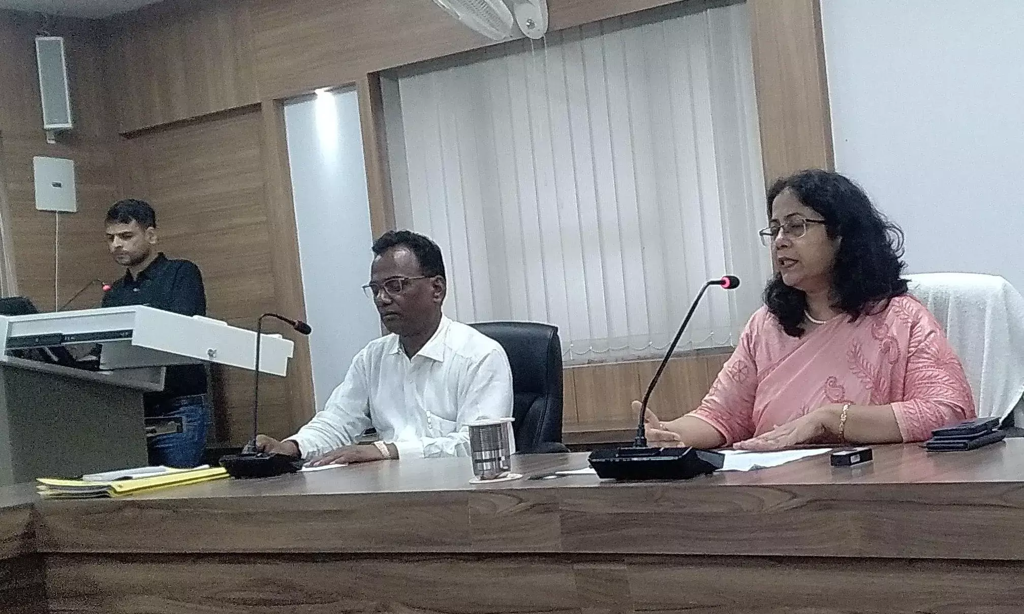 अवध विवि की नकल विहीन परीक्षा कराने हेतु कुलपति ने केन्द्राध्यक्षों के साथ की बैठक अवध विवि की नकल विहीन परीक्षा कराने हेतु कुलपति ने केन्द्राध्यक्षों के साथ की बैठक