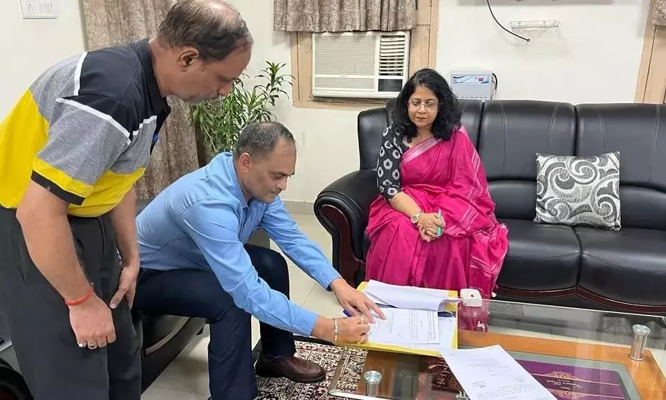 अवध विवि में अंजनी कुमार मिश्र ने कुलसचिव का कार्यभार ग्रहण किया