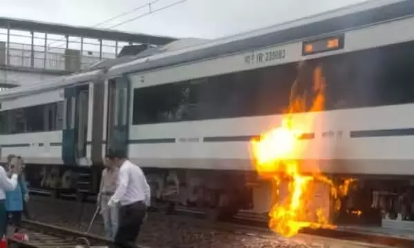 बीना के पास वंदे भारत ट्रेन के कोच में लगी आग, सभी यात्री सुरक्षित बीना के पास वंदे भारत ट्रेन के कोच में लगी आग, सभी यात्री सुरक्षित