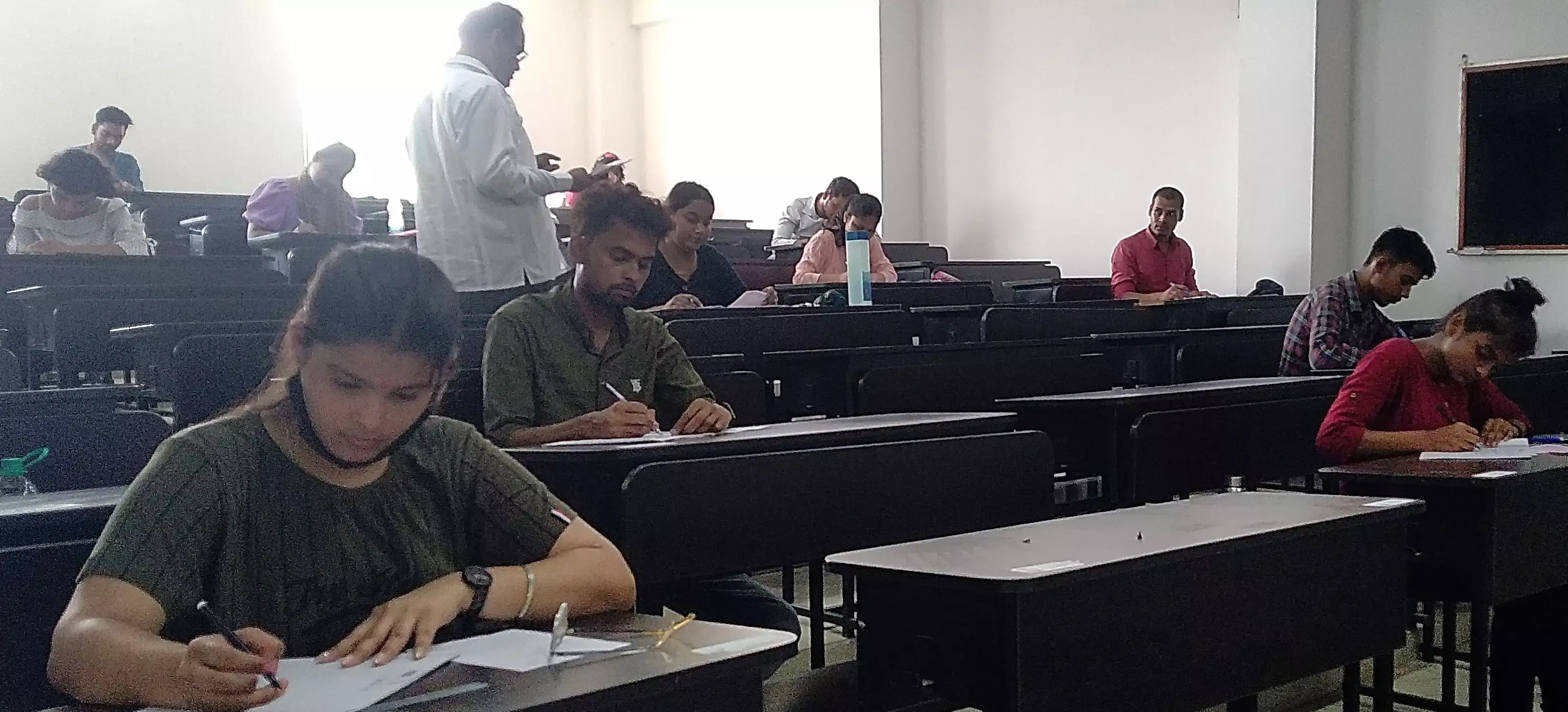 अवध विवि की दोनों पालियों की परीक्षा में 211 अनुपस्थित रहे