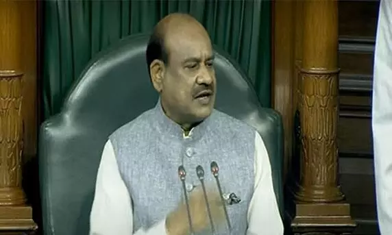 मणिपुर हिंसा पर मांगों को लेकर विपक्ष का विरोध जारी रहने के कारण लोकसभा दोपहर 2 बजे तक के लिए स्थगित कर दी गई मणिपुर हिंसा पर मांगों को लेकर विपक्ष का विरोध जारी रहने के कारण लोकसभा दोपहर 2 बजे तक के लिए स्थगित कर दी गई