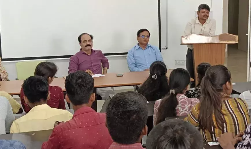 जनसम्पर्क का क्षेत्र आकर्षक एवं अवसरों से भराः डाॅ0 चतुर्वेदी