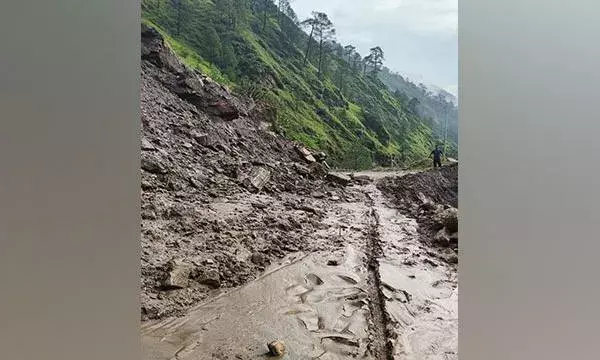 मलबा गिरने से गंगोत्री राष्ट्रीय राजमार्ग भटवाड़ी के पास बंद हो गया