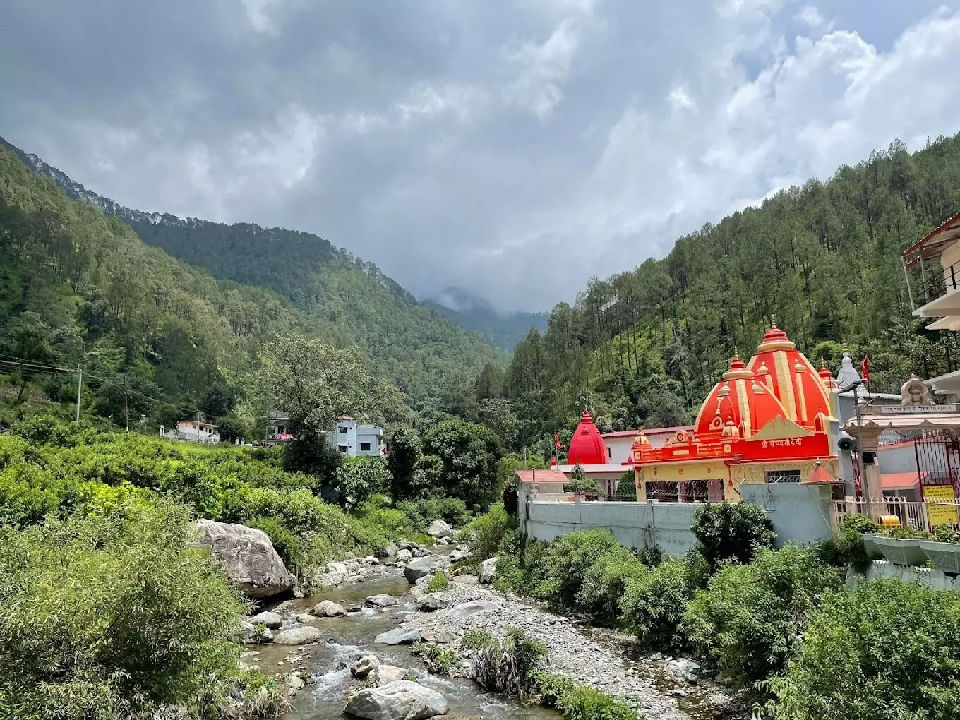 उत्तराखंड के कैंची धाम मंदिर में खुले वस्त्र पहनने वाले भक्तों के लिए कोई प्रवेश नहीं