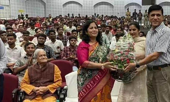 डोगरा रेजिमेंट द्वारा अवध विवि में देश भक्ति की शानदार बैंड प्रस्तुति, तेरी मिट्टी में मिल जावां आर्मी बैंड शो से दर्शक देश भक्ति से हुए ओतप्रोत