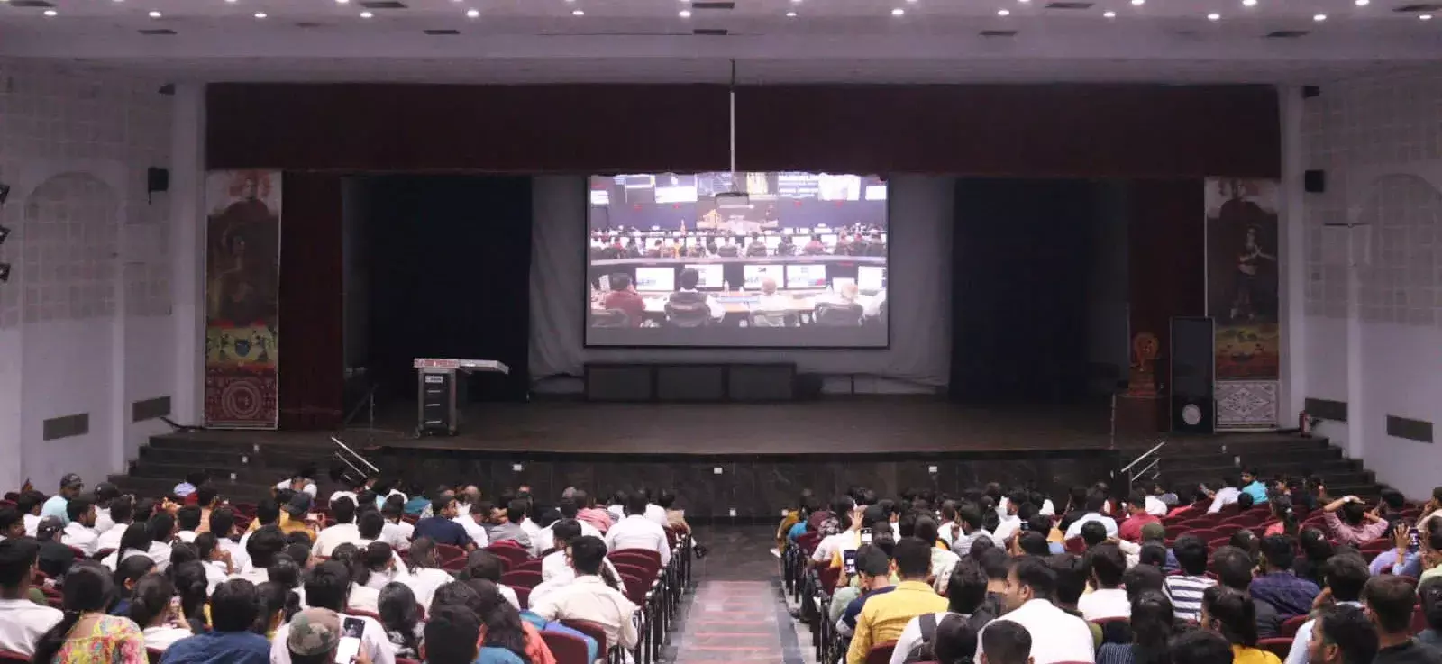 अवध विवि में कुलपति की मौजूदगी में चन्द्रयान-3 की सफल लैडिंग का सजीव प्रसारण दिखाया गया