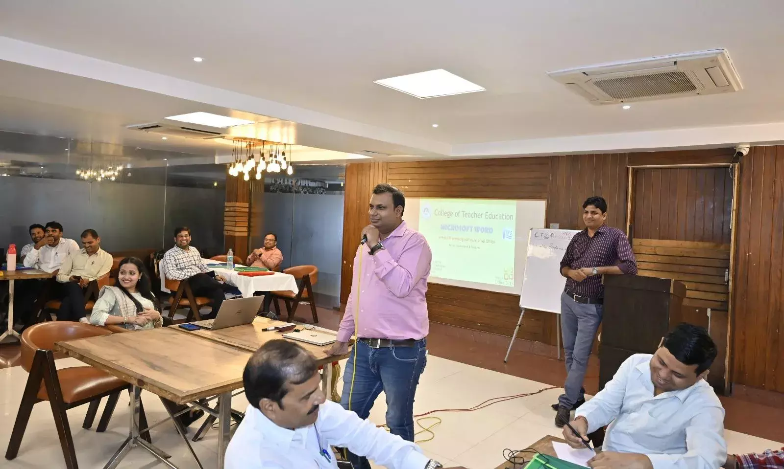 सहायक अध्यापक श्री नीरज अग्निहोत्री माध्यमिक स्तर के शिक्षकों को दे रहे हैं आईसीटी (ICT) की ट्रेनिंग