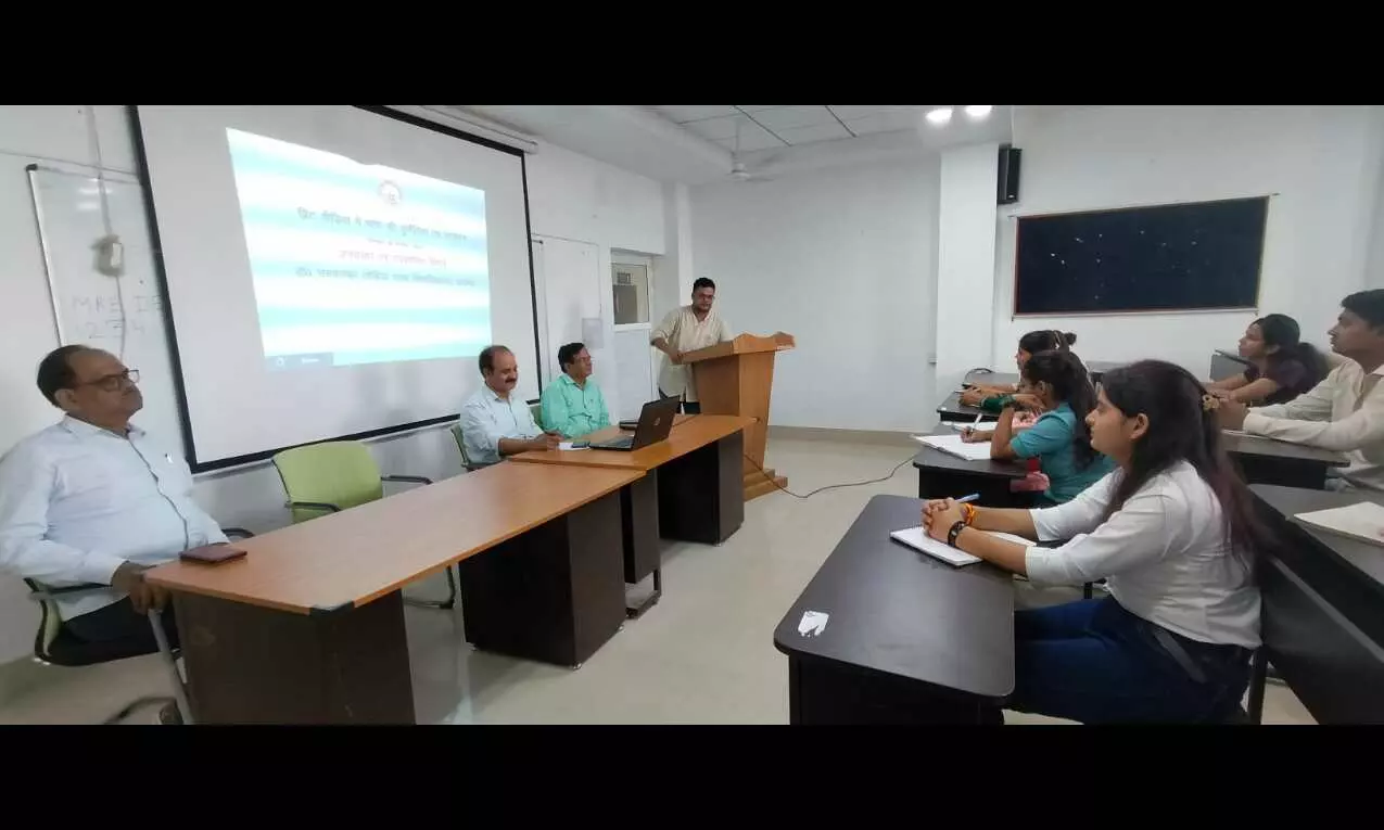 अविवि के पत्रकारिता विभाग में प्रिंट मीडिया में भाषा की चुनौतियां एवं समाधान विषय पर आयोजित हुआ व्याख्यान