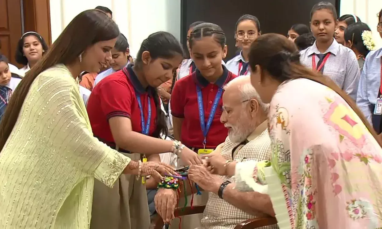 दिल्ली: रक्षाबंधन पर स्कूली छात्राओं ने पीएम मोदी को बांधी राखी दिल्ली: रक्षाबंधन पर स्कूली छात्राओं ने पीएम मोदी को बांधी राखी