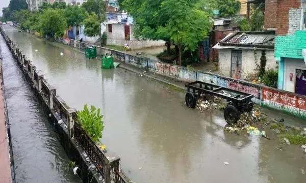 यूपी: लखनऊ में भारी बारिश, कई इलाकों में जलभराव यूपी: लखनऊ में भारी बारिश, कई इलाकों में जलभराव