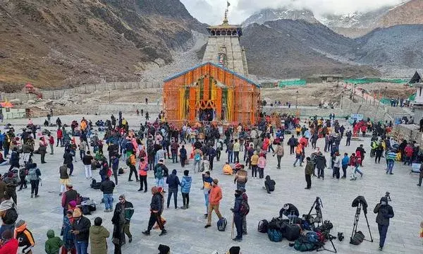 उत्तराखंड: केदारनाथ, बद्रीनाथ में लगाई जाएंगी खास कलाकृतियां उत्तराखंड: केदारनाथ, बद्रीनाथ में लगाई जाएंगी खास कलाकृतियां