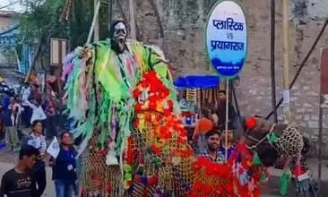 उत्तर प्रदेश के प्रयागराज में निकाली गई प्लास्टिक की व्यंग्यात्मक विदाई यात्रा उत्तर प्रदेश के प्रयागराज में निकाली गई प्लास्टिक की व्यंग्यात्मक विदाई यात्रा