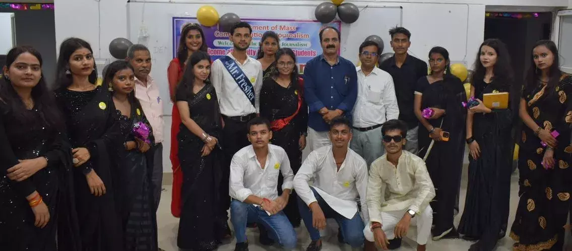 पत्रकारिता विभाग के जूनियर्स छात्रों ने फ्रेशर पार्टी में लगाए चार चांद