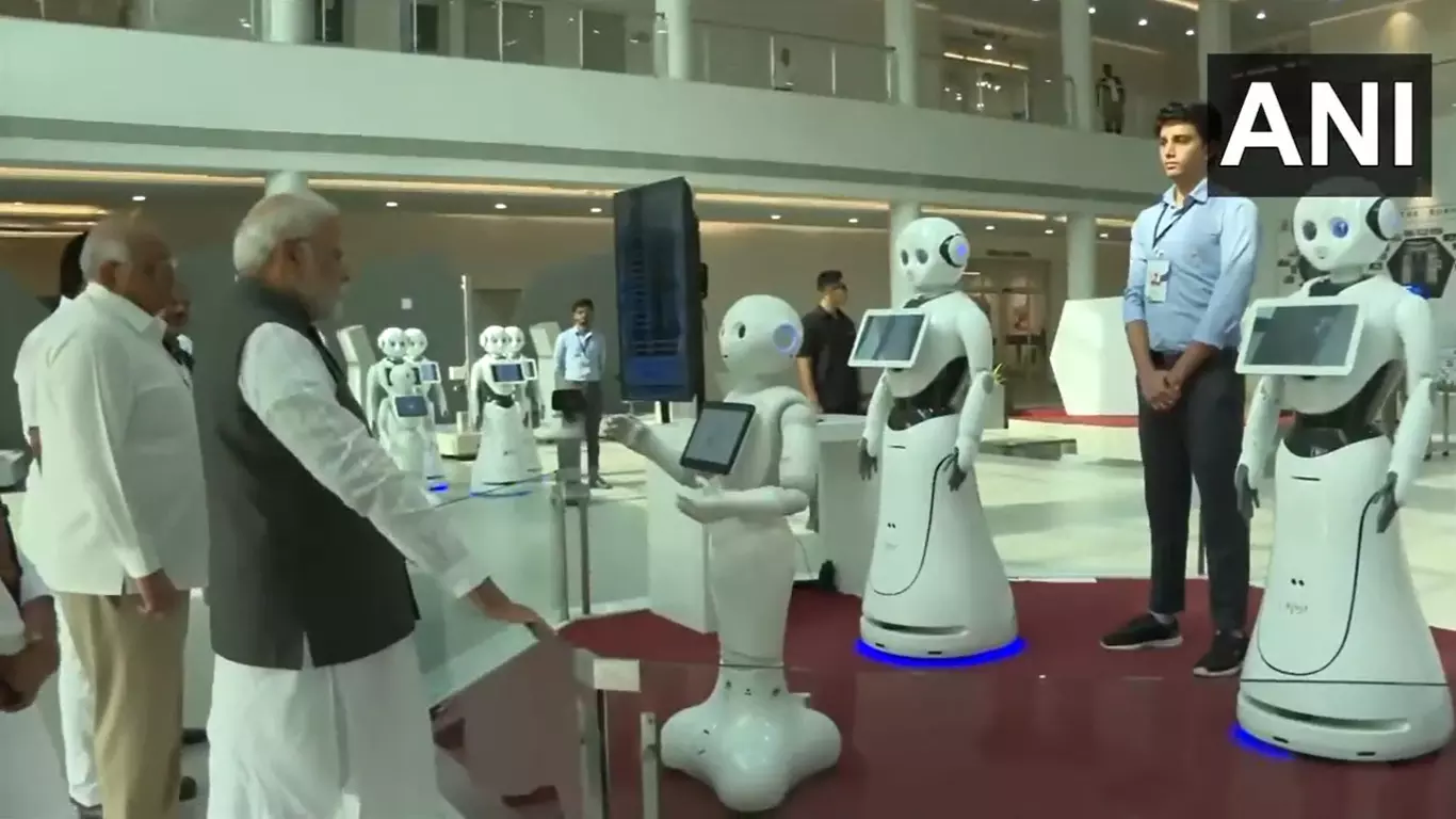 पीएम मोदी ने गुजरात में रोबोट प्रदर्शनी का दौरा किया, वाइब्रेंट गुजरात ग्लोबल समिट का उद्घाटन किया पीएम मोदी ने गुजरात में रोबोट प्रदर्शनी का दौरा किया, वाइब्रेंट गुजरात ग्लोबल समिट का उद्घाटन किया