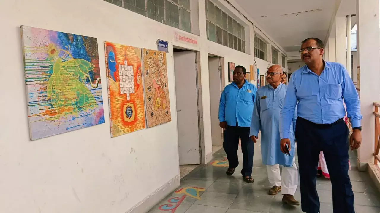 अवध विवि में उत्कृष्ट कलाकृतियाॅ आकर्षण का केन्द्र रही