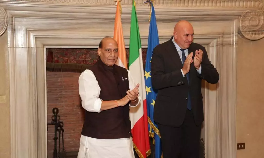 रक्षा मंत्री श्री राजनाथ सिंह ने रोम में इटली के रक्षा मंत्री श्री गुइडो क्रोसेटो के साथ बातचीत की