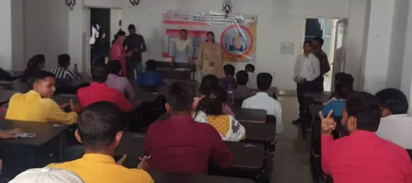 अवध विवि में छात्र-छात्राओं की बीच प्रश्नोंत्तरी प्रतियोगिता का आयोजन