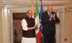 रक्षा मंत्री श्री राजनाथ सिंह ने रोम में इटली के रक्षा मंत्री श्री गुइडो क्रोसेटो के साथ बातचीत की रक्षा मंत्री श्री राजनाथ सिंह ने रोम में इटली के रक्षा मंत्री श्री गुइडो क्रोसेटो के साथ बातचीत की