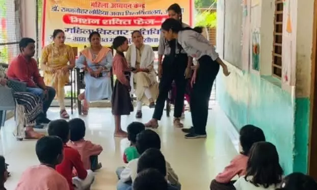 अवध विवि की छात्राओं ने नाटक के माध्यम से गांव की बालिकाओं को किया जागरूक