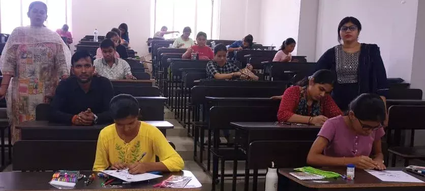 अवध विवि के छात्र-छात्राओं ने आजादी के अमृत महोत्सव की थीम को उकेरा