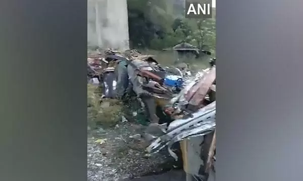 जम्मू-कश्मीर: जम्मू में ट्रक खाई में गिरने से चार की मौत जम्मू-कश्मीर: जम्मू में ट्रक खाई में गिरने से चार की मौत