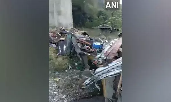 जम्मू-कश्मीर: जम्मू में ट्रक खाई में गिरने से चार की मौत