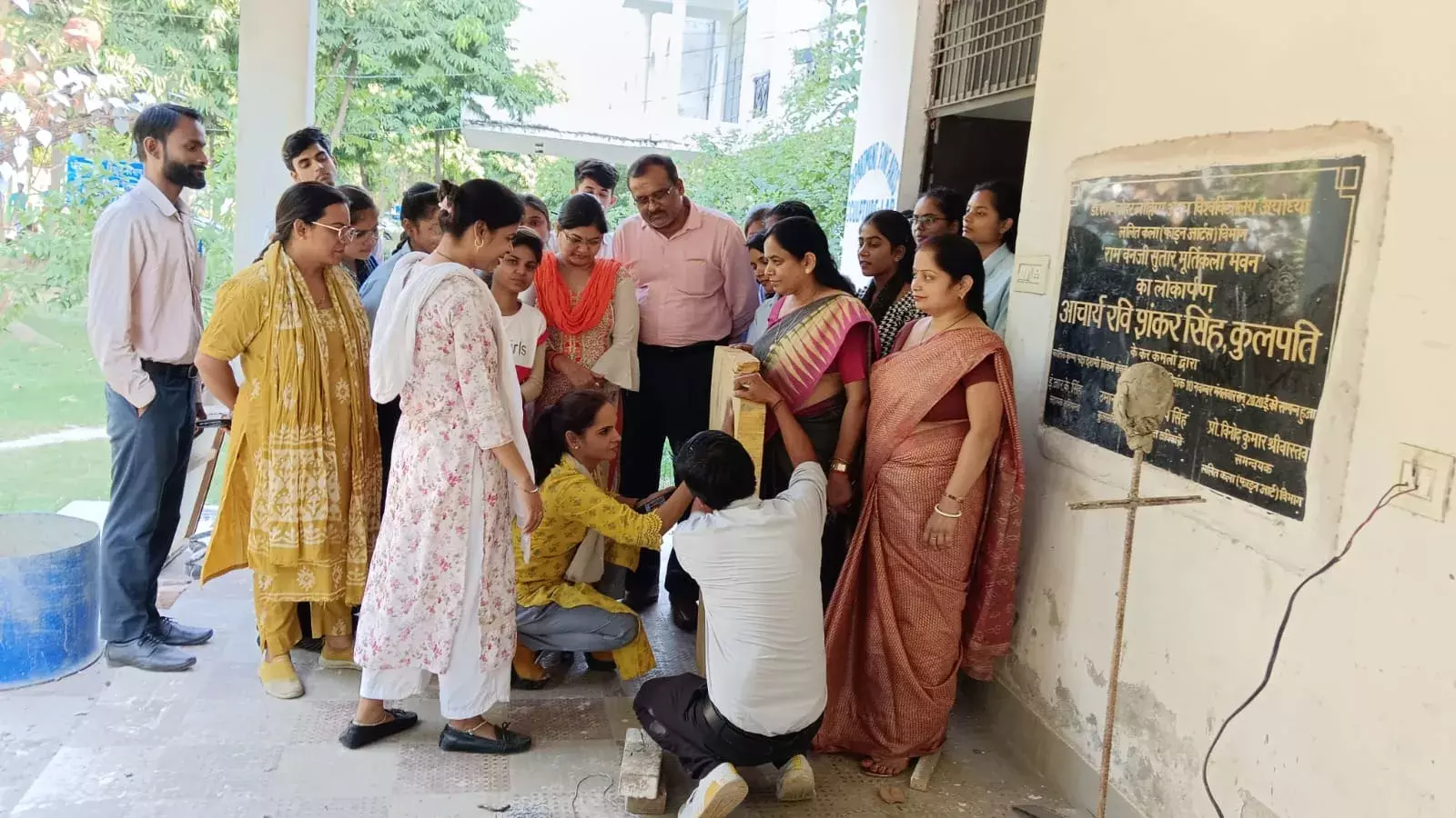 छात्र-छात्राओं ने वुड कार्विग की शैली में बुद्ध के स्वरूप को उकेरा छात्र-छात्राओं ने वुड कार्विग की शैली में बुद्ध के स्वरूप को उकेरा