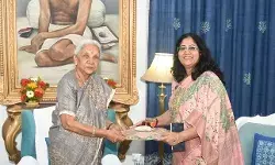 राज्यपाल ने कुलपति को सौपी दीपों की सामग्री राज्यपाल ने कुलपति को सौपी दीपों की सामग्री