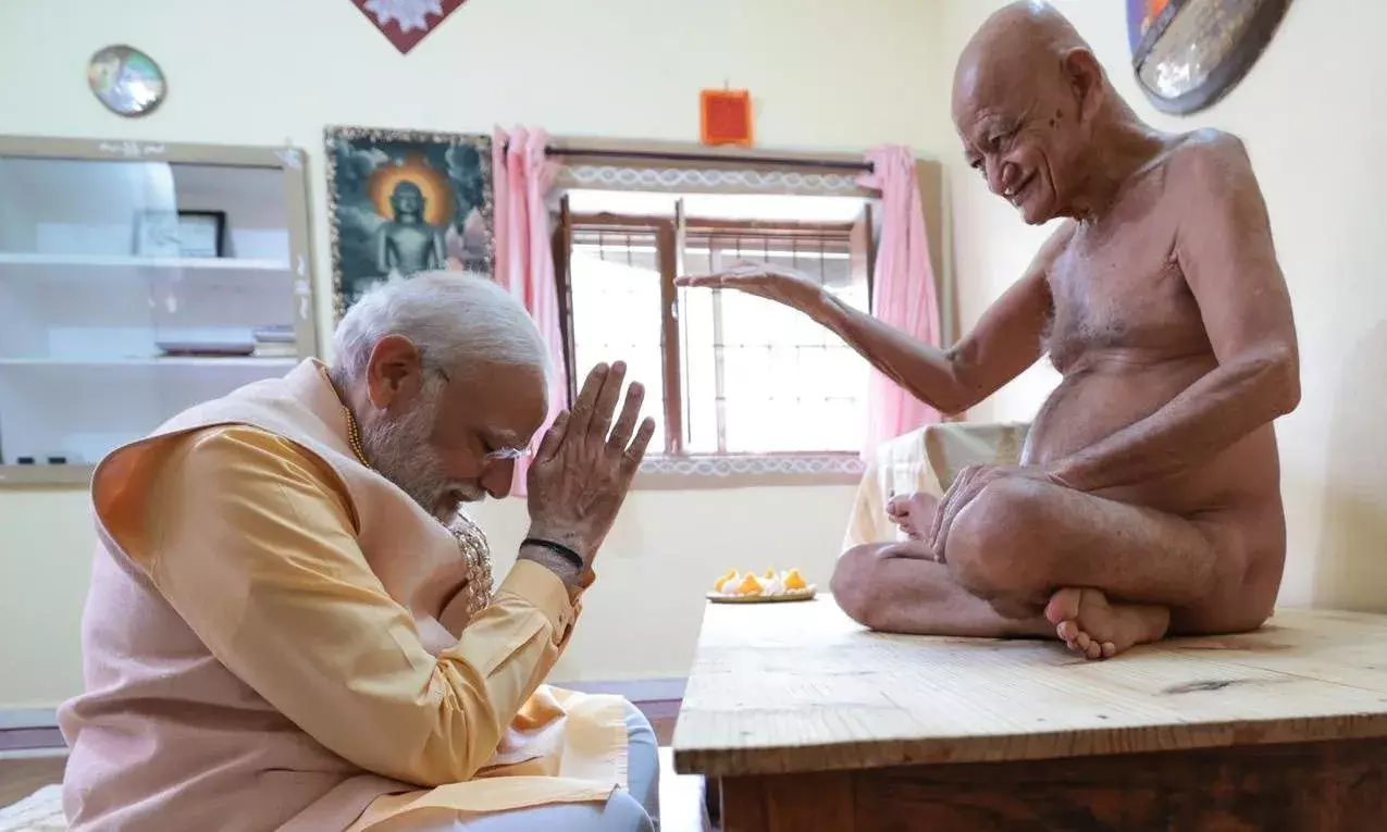 PM seeks blessings of Acharya Shri Vidhyasagar Ji Maharaj in Chhattisgarh