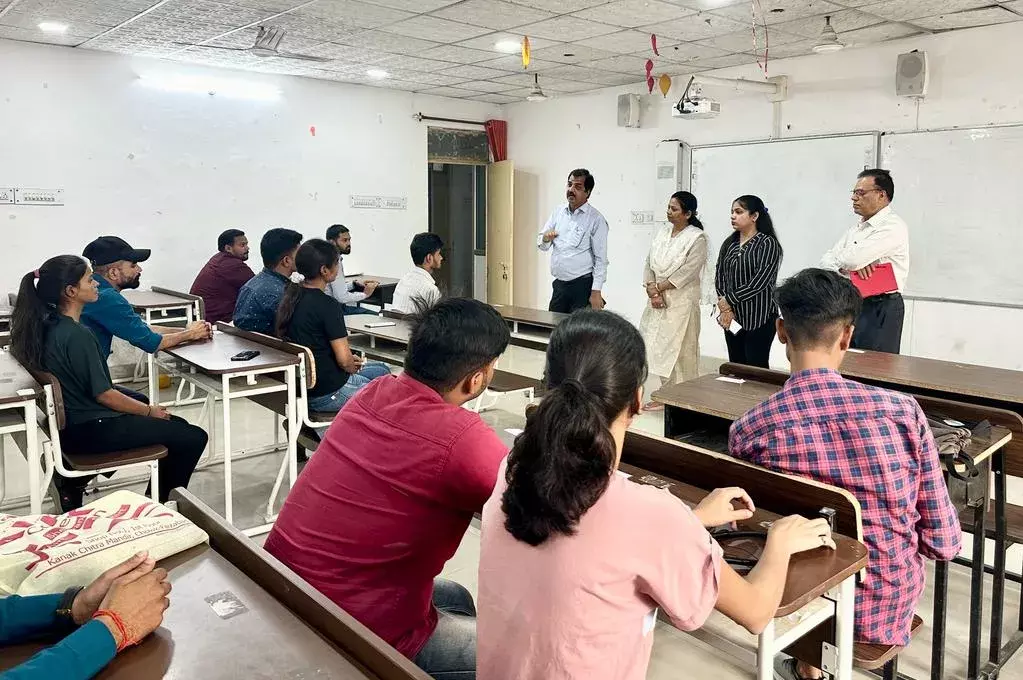 अवध विवि में प्लेसमेंट ड्राइव का आयोजन, तीन छात्रों का हुआ एक्सक्यूटिव पद पर चयन अवध विवि में प्लेसमेंट ड्राइव का आयोजन, तीन छात्रों का हुआ एक्सक्यूटिव पद पर चयन