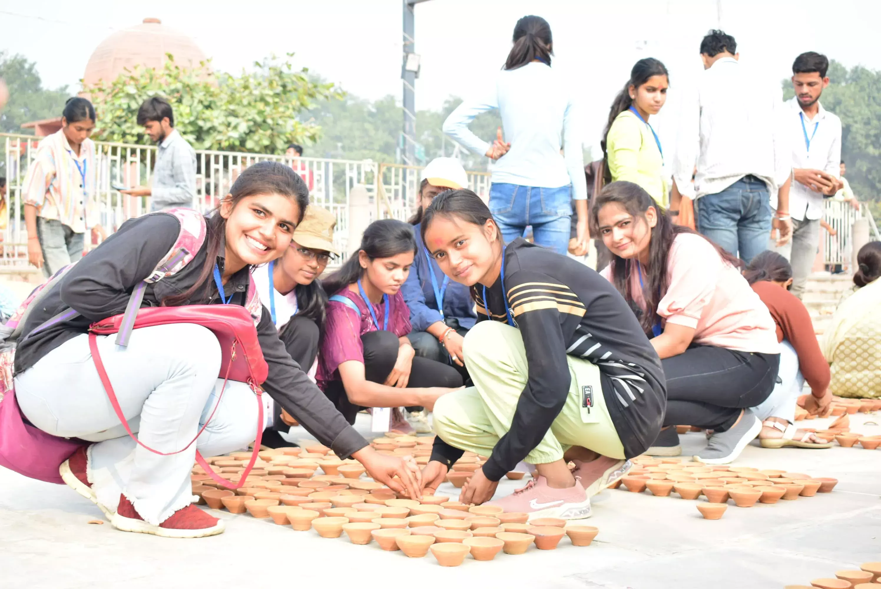 दीपोत्सव को भव्य बनाने के लिए 51 घाटों पर दीपों को सजाने का कार्य शुरू दीपोत्सव को भव्य बनाने के लिए 51 घाटों पर दीपों को सजाने का कार्य शुरू