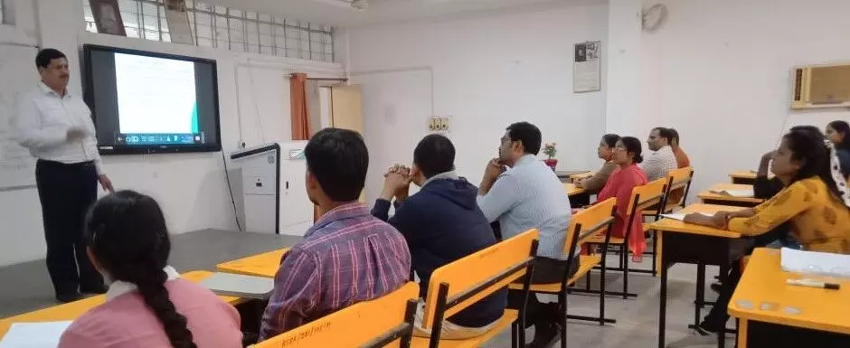 अविवि के सूक्ष्म विज्ञान विभाग में व्याख्यान का आयोजन