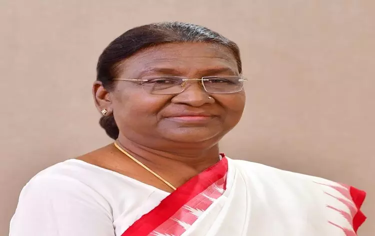 भारत के राष्ट्रपति ने सशस्त्र बल मेडिकल कॉलेज, पुणे को राष्ट्रपति का ध्वज प्रदान किया भारत के राष्ट्रपति ने सशस्त्र बल मेडिकल कॉलेज, पुणे को राष्ट्रपति का ध्वज प्रदान किया