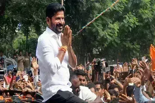 पद संभालने के तीन दिन के भीतर तेलंगाना के मुख्यमंत्री ए रेवंत रेड्डी ने सरकार के छह सलाहकारों को बर्खास्त कर दिया है।