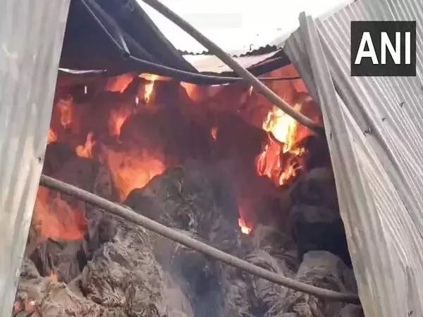 उत्तर प्रदेश: हरदोई में गल्ला मंडी परिसर में दुकान के अंदर लगी आग उत्तर प्रदेश: हरदोई में गल्ला मंडी परिसर में दुकान के अंदर लगी आग