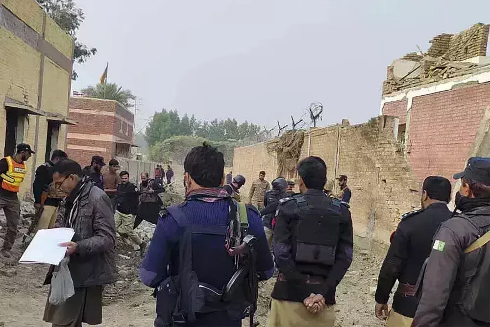 पाकिस्तान में आतंकी हमले में चार पुलिसकर्मियों की मौत, 16 घायल