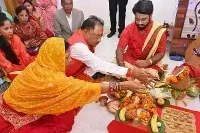 मुख्यमंत्री ने परिजनों के साथ की अपने घर में पूजा