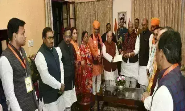 рд░рд╛рдЬреНрдпрдкрд╛рд▓ рдиреЗ рднрдЬрди рд▓рд╛рд▓ рдХреЛ рдореБрдЦреНрдпрдордВрддреНрд░реА рдкрдж рдХреА рд╢рдкрде рдХреЗ рд▓рд┐рдП рдЖрдордиреНрддреНрд░рд┐рдд рдХрд┐рдпрд╛ рд░рд╛рдЬреНрдпрдкрд╛рд▓ рдиреЗ рднрдЬрди рд▓рд╛рд▓ рдХреЛ рдореБрдЦреНрдпрдордВрддреНрд░реА рдкрдж рдХреА рд╢рдкрде рдХреЗ рд▓рд┐рдП рдЖрдордиреНрддреНрд░рд┐рдд рдХрд┐рдпрд╛