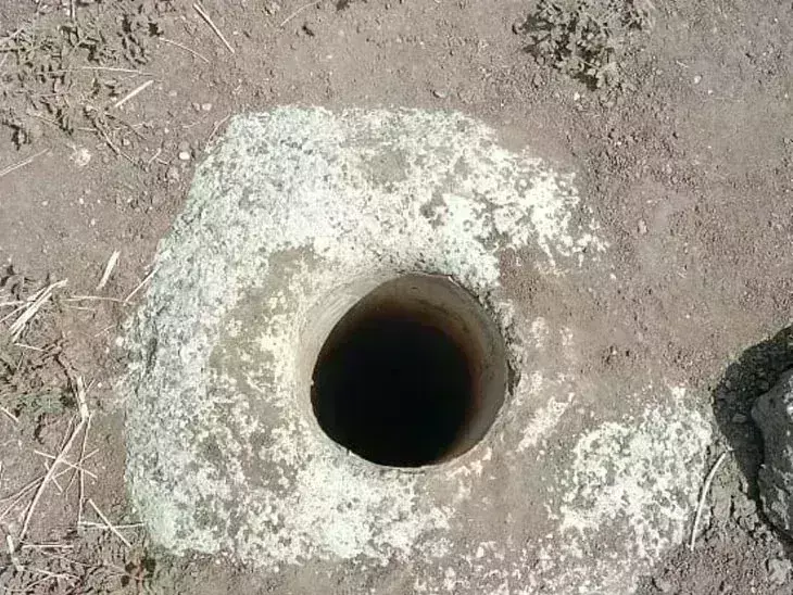 बोरवेल में गिरा 5 साल का मासूम,20 फीट गहराई पर फंसा बोरवेल में गिरा 5 साल का मासूम,20 फीट गहराई पर फंसा