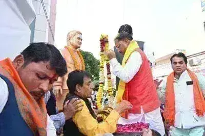 प्रधानमंत्री-मुख्यमंत्री के कट आउट से सजा पूरा परिसर