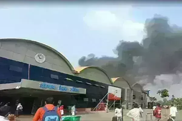 भीड़भाड़ वाले लोकमान्य तिलक टर्मिनस के प्लेटफॉर्म पर लगी आग भीड़भाड़ वाले लोकमान्य तिलक टर्मिनस के प्लेटफॉर्म पर लगी आग