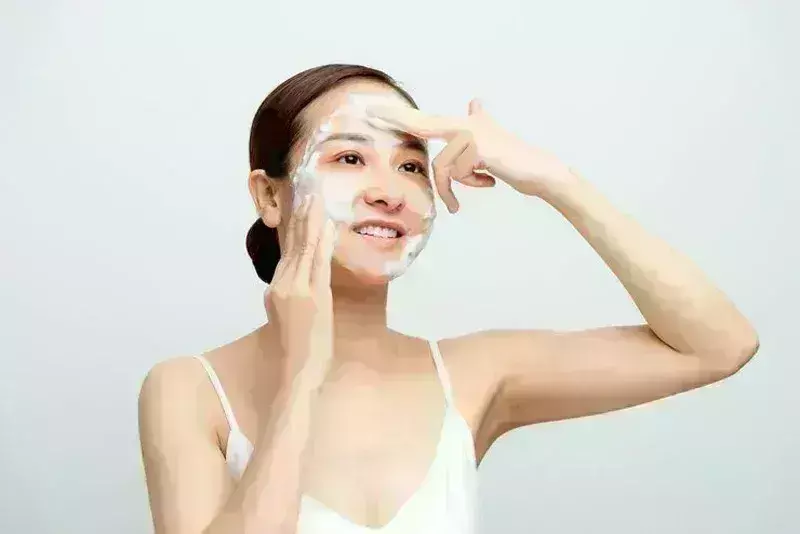 खूबसूरत और ग्लोइंग स्किन बनाने में फेश वॉश या क्लींजर किसका करें इस्तेमाल? जानें क्या है ज्यादा कारगर खूबसूरत और ग्लोइंग स्किन बनाने में फेश वॉश या क्लींजर किसका करें इस्तेमाल? जानें क्या है ज्यादा कारगर