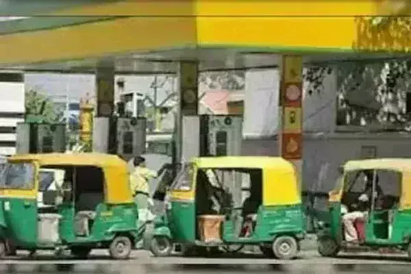 सीएनजी की कीमतों में हुआ इजाफा, जानिए नई दरें सीएनजी की कीमतों में हुआ इजाफा, जानिए नई दरें