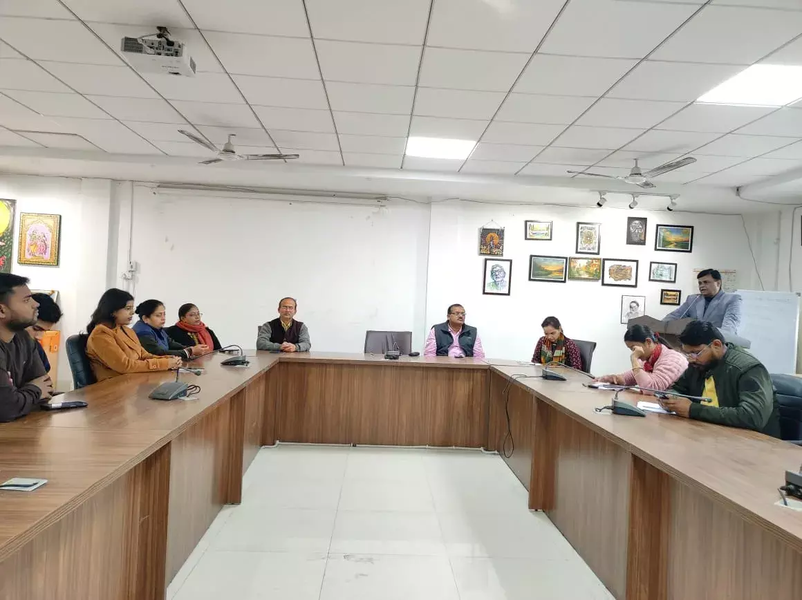 अवध विवि में छात्रों को प्रधानमंत्री के विकसित भारत-2047 से परिचित कराया गया अवध विवि में छात्रों को प्रधानमंत्री के विकसित भारत-2047 से परिचित कराया गया