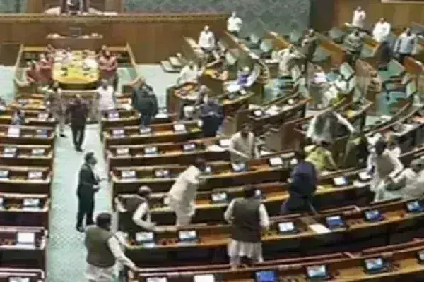 नए संसद भवन के मेन गेट पर निलंबित सांसदों ने किया प्रदर्शन, सरकार की सदन चलने देने की अपील