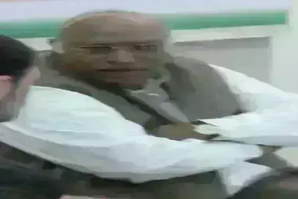 नवगठित गुजरात राजनीतिक मामलों की समिति की बैठक की खड़गे ने की अध्यक्षता की