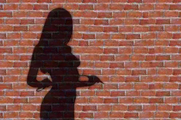 कर्नाटक: एक विवाहित जोड़े सहित चार लोग उद्योगपति को हनी ट्रैप में फंसाने के आरोप में गिरफ्तार कर्नाटक: एक विवाहित जोड़े सहित चार लोग उद्योगपति को हनी ट्रैप में फंसाने के आरोप में गिरफ्तार