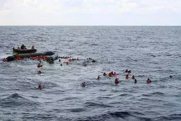 लीबिया के समुद्र तट पर बड़ा हादसा : यूरोप पहुंचने के इच्छुक प्रवासियों से भरा जहाज डूबा लीबिया के समुद्र तट पर बड़ा हादसा : यूरोप पहुंचने के इच्छुक प्रवासियों से भरा जहाज डूबा