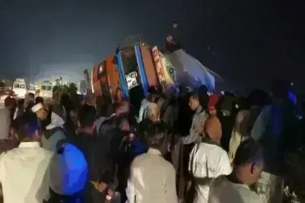 महाराष्ट्र के पुणे में एक दर्दनाक हादसा,8 लोगों की मौके पर दर्दनाक मौत महाराष्ट्र के पुणे में एक दर्दनाक हादसा,8 लोगों की मौके पर दर्दनाक मौत